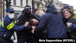 აქციის მონაწილეს, საბა სხვიტარიძეს სამართალდამცავები აკავებენ, 19 ნოემბერი, 2024 წელი