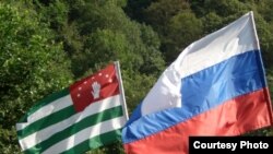 По словам Лейлы Тания, абсолютное большинство в Абхазии понимает, что абхазский стратегический прорыв возможен только через российское окно возможностей