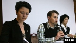 Алена Танкачова (зьлева), Юрась Чавусаў і Дзіна Шаўцова на прэс-кафэрэнцыі грамадзкай арганізацыі "Праваабарончы альянс" (архіўны здымак)