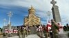Сильный ветер и прохладная погода не смогли остановить желающих отдать последнюю дань уважения погибшим в ходе грузино-абхазской войны