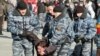 Протестовать против действий ОМОНа жителям Владивостока не разрешили. Пришлось довольствоваться «собранием активистов» под присмотром тех же бойцов ОМОНа