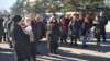 «Прекратите грабить народ!» – с такими лозунгами несколько десятков жителей Гори собрались перед зданием городской администрации
