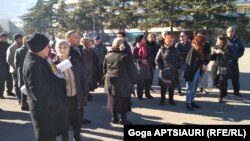 «Прекратите грабить народ!» – с такими лозунгами несколько десятков жителей Гори собрались перед зданием городской администрации