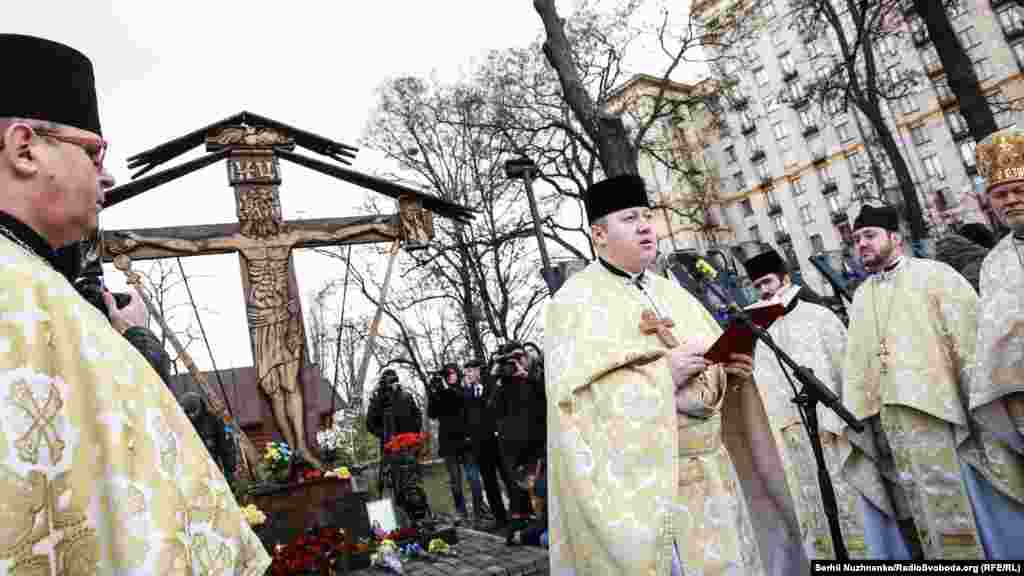 Еске алу шарасы кезінде дін қызметкерлері Киевте 2014 жылғы қайғылы оқиғаларда қаза тапқандардың рухына&nbsp;бағыштап дұға қылды.