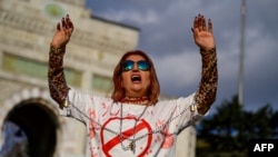 Жена носи маица со зборовите „Егзекуција“ на персиски јазик на митинг во Истанбул, Турција, ноември 2022 година.