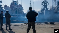 Руски војници чуваат стража за време на запленувањето на украинските воени бродови откако Кремљ нелегално го окупираше Крим во 2014 година.