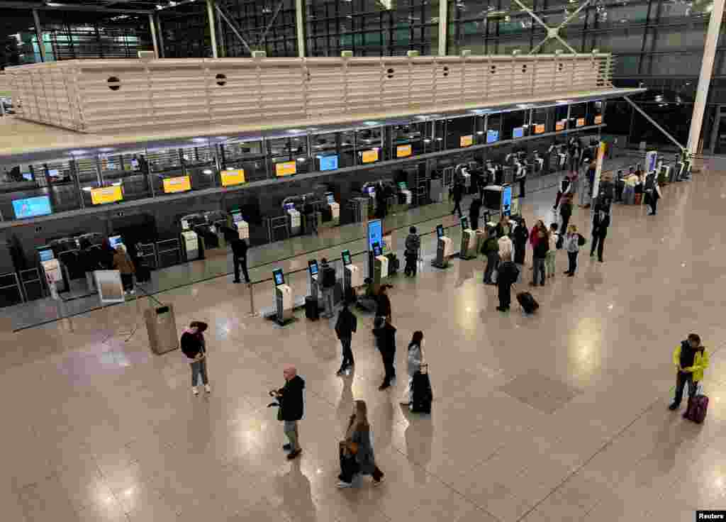 A repülőtér közlése szerint október 2-án késő este több drónt is észleltek, ezért a légiforgalmi irányítás kénytelen volt felfüggeszteni a repülőtér működését, ami miatt 17 járatot kellett törölni és közel 3000 utasnak kellett megszakítania az utazását. Nekik tábori ágyakat, takarókat és ételt biztosítottak a repülőtéren