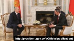 Прэзыдэнт Беларусі Аляксандар Лукашэнка (зьлева) і прадстаўнік Эўразьвязу па правах чалавека Стаўрас Ламбрынідзіс 