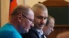 Адвокаттарының қасында, сот залында отырған Ильми Умеров. 
