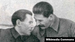 Генэральны камісар дзяржбясьпекі Мікалай Яжоў гутарыць зь Ёсіфам Сталіным