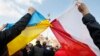 Польша мен Украина туларын біріктіріп ұстап тұрған адамдар. Варшава, 23 ақпан 2014 жыл.