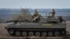 Militari ucraineni pe un obuzier autopropulsat în apropierea orașului Bahmut pe 7 aprilie, 2023