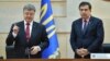 Украина президенті Петр Порошенко (сол жақта) Грузияның бұрынғы президенті Михаил Саакашвилиді Одесса аймағының губьернаторы ретінде таныстырып тұр. Одесса, 30 мамыр 2015 жыл. 