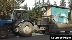 Сейчас курортный сезон в разгаре, количество мусора резко возросло за счет туристов, но никаких дополнительных поступлений нет, никто за них не платит