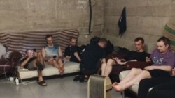 Выдворенные из России украинцы в подвале на границе между Северной Осетией и Грузией