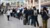Putnici čekaju u redu za nove avionske karte na aerodromu u Kopenhagenu 23. septembra, dan pošto su neidentifikovani dronovi poremetili letove.