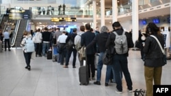 Putnici čekaju u redu za nove avionske karte na aerodromu u Kopenhagenu 23. septembra, dan pošto su neidentifikovani dronovi poremetili letove.