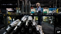 O muncitoare stivuiește proiectile de artilerie M795 de 155 mm în procesul de fabricație la fabrica de muniție din Scranton, Pennsylvania. Pentagonul poate organiza livrările în Ucraina în câteva zile de la aprobarea finală a ajutoarelor.