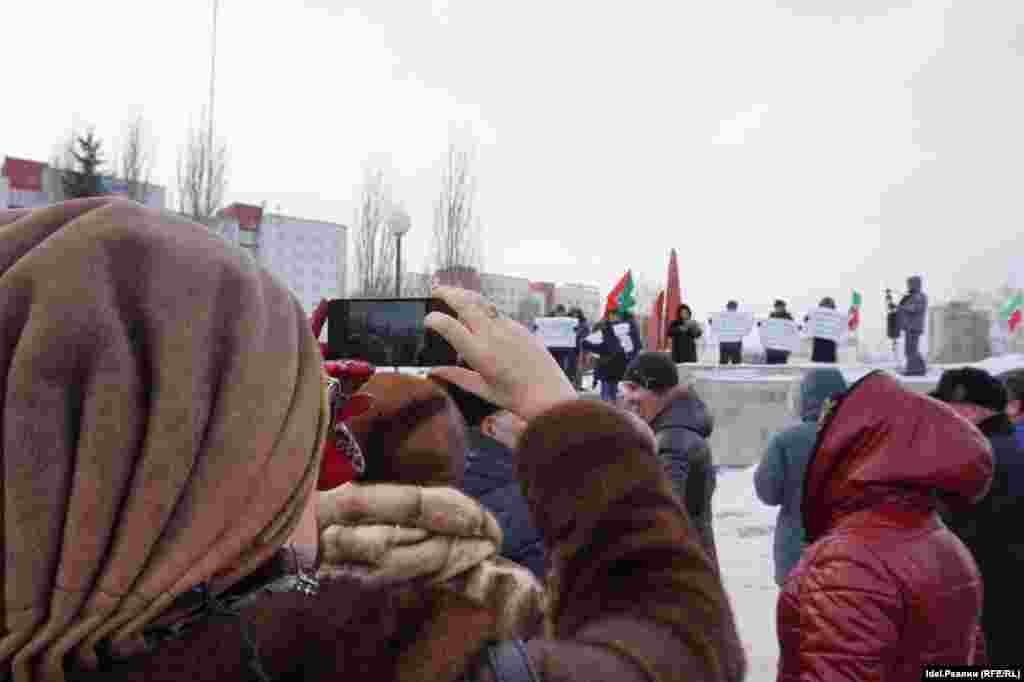Акцияға шыққандарды суретке түсіріп тұрған адамдар.&nbsp;