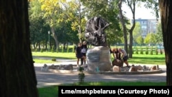 Падрыхтоўка да адкрыцьця скульптуры крэвэткі