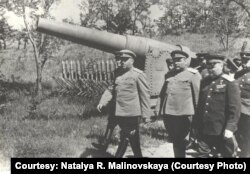 Главнокомандующий советскими войсками на Дальнем Востоке, начальник Генерального штаба маршал Александр Василевский, командующий Забайкальским фронтом маршал Родион Малиновский, командующий 1-м Дальневосточным фронтом маршал Кирилл Мерецков. Порт-Артур. Сентябрь 1945 года. Фото предоставлено Натальей Родионовной Малиновской.