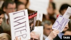 Многие корреспонденты были недовольны тем, что на пресс-конференции смешались жанры: в один ряд ставились вопросы регионального развития и вопросы международной безопасности