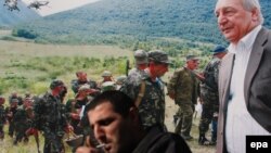 Изжание цитирует слова Сергея Багапш: "Признание независимости – очевидная заслуга нескольких поколений, многих сил, слоев населения...
