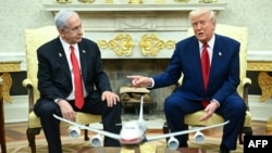 Американскиот претседател Доналд Трамп се состана со израелскиот премиер Бенјамин Нетанјаху во Овалната соба на Белата куќа во Вашингтон, 7 април 2025
