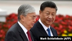 Kasîm-Jomart Tokaev (stânga) și Xi Jinping se întâlnesc la Beijing în 2019.