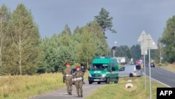 Vatrogasci obezbjeđuju područje gdje se vjeruje da su pali dijelovi drona, vjerovatno nakon što je oboren, u Čosnovki kod Bjale Podlaske, u Poljskoj, 10. septembra 2025. godine.