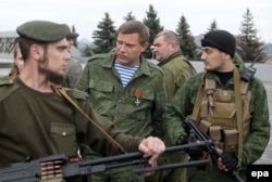 Aleksandr Zaharcenko încojurat de gărzile sale.