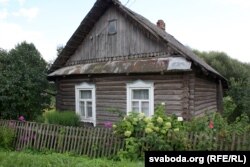 Старых хат у Знаменцы застаецца ўсё меней, як і сталых жыхароў