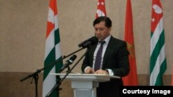 В программном выступлении новый председатель "АРУАА" Виталий Габниа заявил, что главным посылом деятельности организации должно стать преодоление разделения ветеранов по политическим взглядам