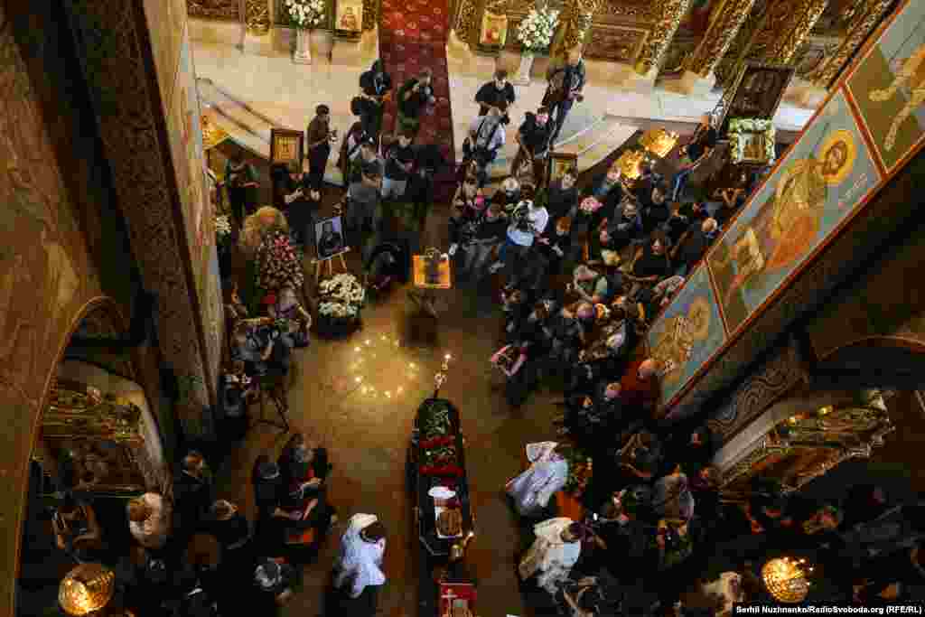 კიევის წმინდა მიქაელის ოქროსგუმბათოვან ტაძარში რუსეთის ტყვეობაში დაღუპულ ჟურნალისტ ვიქტორია როშჩინას გამოემშვიდობნენ.