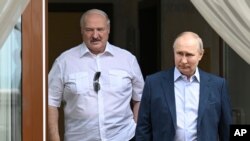 Аляксандар Лукашэнка і Ўладзімір Пуцін. Архіўнае фота. 