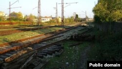 До войны все железнодорожные переезды были оборудованы светофорами и шлагбаумами. Сейчас системы безопасности не существует