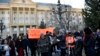 Возмущенные представители литературных кругов устроили по дворе судп акцию-перформанс, на которой читали стихи Звиада Ратиани