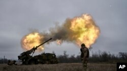 Украинские военнослужащие ведут огонь из гаубицы "Цезарь"
