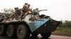Militari ucraineni deplasându-se cu un vehicul de luptă Wheeled-BTR lângă Bahmut, în regiunea Donețk, 15 august 2022