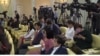 Ақордада Назарбаевтың қатысуымен өтетін брифингті күтіп отырған журналистер. 