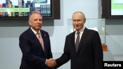 Американскиот специјален пратеник Стив Виткоф со рускиот претседател Владимир Путин во Санкт Петербург, 11 април 2025 година.
