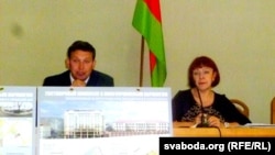 Паседжаньне праводзяць намесьнік кіраўніка адміністрацыі Маскоўскага раёну Менску Ўладзімер Танкевіч і намесьніца кіраўніка ўправы будаўніцтва Ларыса Быстрая