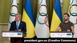УКРАИНА - Претседателот на Меѓународниот олимписки комитет Томас Бах и претседателот на Украина Володимир Зеленски , Киев, 3 јули 2022 година