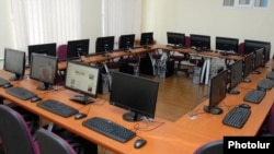В среде пользователей интернета вопрос о том, кто же такой "Колх", звучит давно. Любопытные отслеживают его публикации в надежде на то, что он проколется и выдаст какую-то информацию о себе