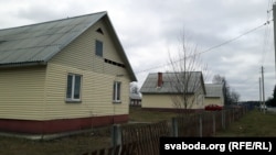 Прыкметы аграгарадка — тры дамкі на вуліцы Хаеўскага