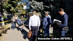 Avocatul lui Plahotniuc, Lucian Rogac, alături de bancherii care figurează în dosarul fraudei bancare și apărătorii lor stau în fața Judecătoriei Buiucani, după ce clădirea a fost evacuată din cauza unei alerte cu bombă.