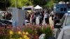 Қарулы шабуыл жасалған Capital Gazette басылымы редакциясы маңында тұрған адамдар. Аннаполис қаласы, Мэриленд штаты, 28 маусым 2018 жыл.