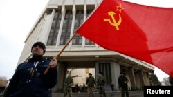 Наверное, эксперты, склонные проводить аналогии между известными событиями в Южной Осетии и тем, что происходит сегодня в Крыму, обратят внимание и на серьезное сходство в истории развития двух республик