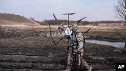 Atât Rusia cât și Ucraina folosesc pe scară largă dronele militare pentru a se ataca reciproc.