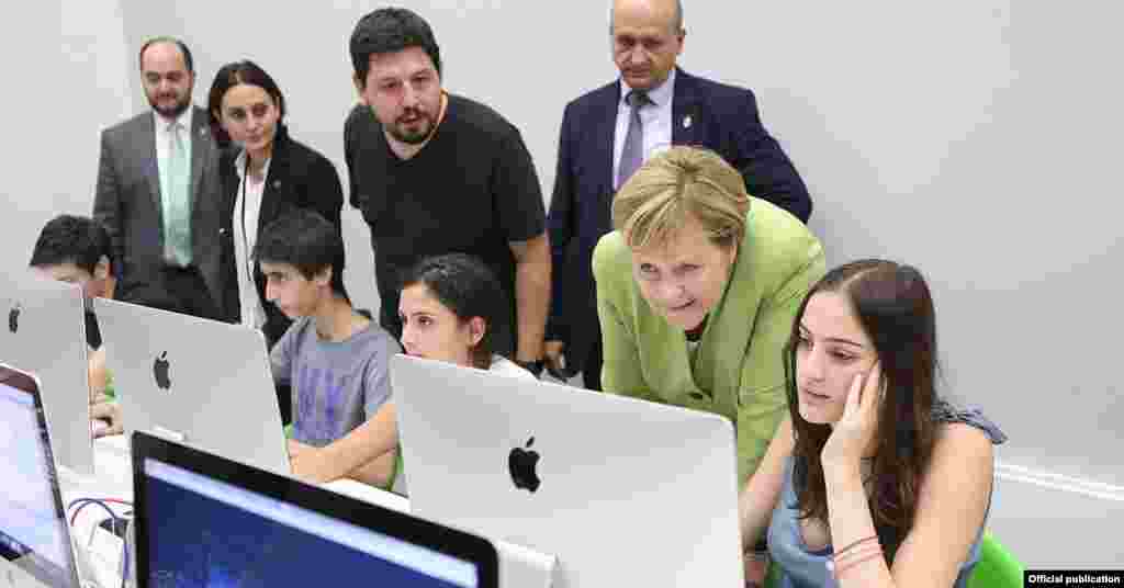 Angela Merkel Ermənistanda